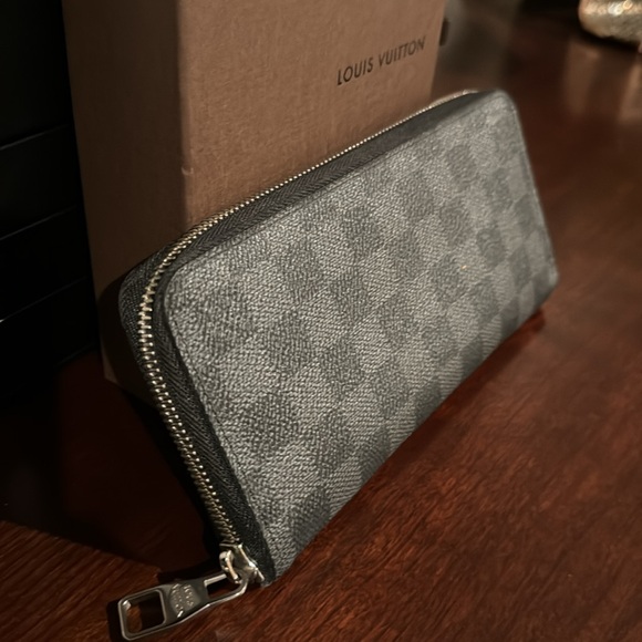 Graphite Louis Vuitton zippy wallet - Picture 2 of 13